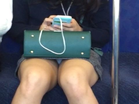 どうしてもチラチラ見てしまう…電車の座席に座ってる女の子のデルタゾーンがキワドいパンチラ盗撮画像