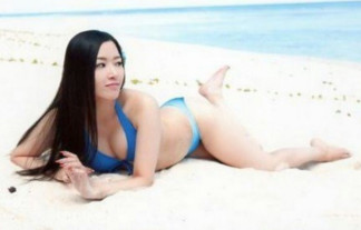【画像】声優の田中理恵さん(43)、再び写真集でエロい巨乳・デカ尻を披露してしまう・・・