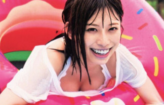 日向坂46・東村芽依が1st写真集で“やんちゃ”な水着ビキニ谷間おっぱい初披露！