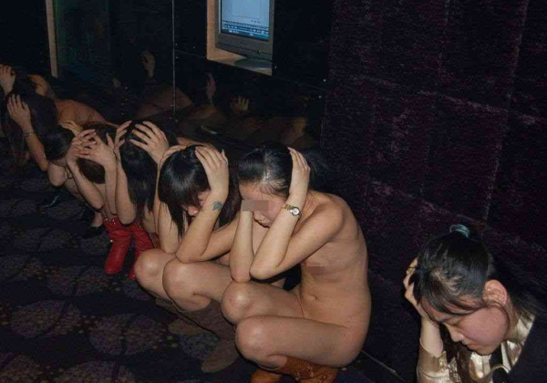 売春婦逮捕の瞬間、全裸のまま嬢が晒される・・・（画像あり）