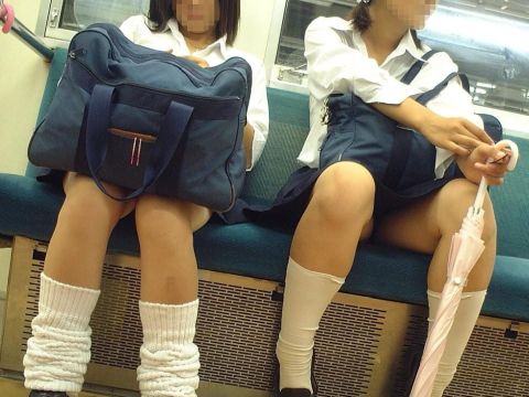 電車で見かける女子高生のきわどい足元が最高！チンポがビンビン反応する足フェチエロ画像
