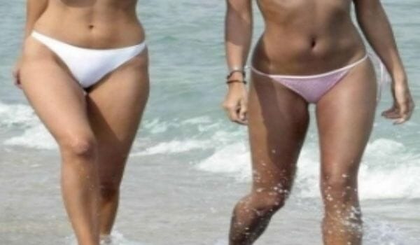 【画像】ヌーディストビーチにドスケベおっぱいを持つ女二人組ｗｗｗｗ